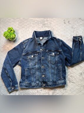 👖 H&M Classic Trucker Denim Jacket Medium Wash Blue | Women’s L